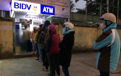 Những ngày giáp Tết, người dân Đà Nẵng mệt mỏi xếp hàng dài trước cây ATM chờ rút tiền