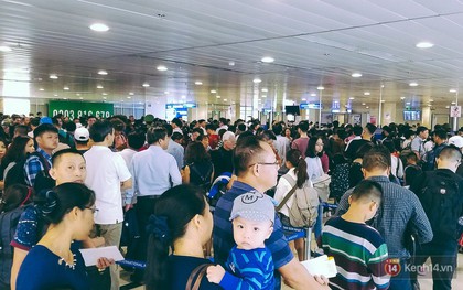 Người dân bắt đầu ùn ùn rời Sài Gòn về quê ăn Tết, sân bay Tân Sơn Nhất ùn ứ từ trong ra ngoài