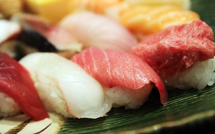 Blogger nổi tiếng Mark Wiens chia sẻ hành trình khám phá quán sushi cực ngon ở Tokyo