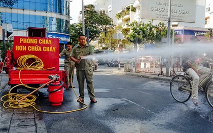 Người bảo vệ nghèo vay tiền ngân hàng, tự chế xe chữa cháy mini chống "giặc lửa" trong hẻm nhỏ Sài Gòn