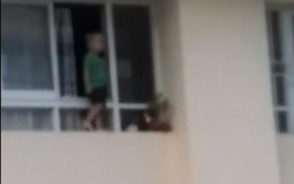 Thót tim với cảnh tượng bé trai ở Gò Vấp leo ra cửa sổ chung cư tìm mẹ