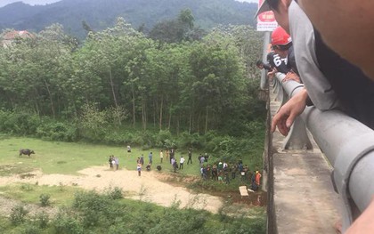 Hà Tĩnh: Để lại xe đạp điện, nam sinh lớp 8 nghi gieo mình xuống cầu tự tử