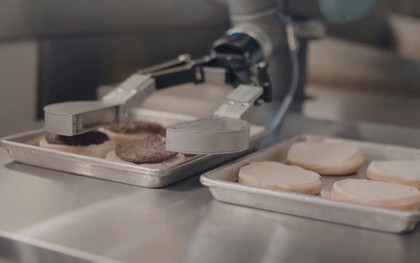 Robot lật bánh burger mới làm được vài ngày đã xin nghỉ để đi khám sức khỏe