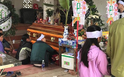 Cha mẹ sụp đổ, chồng sắp cưới ngẩn ngơ ôm linh cữu sau vụ tai nạn khiến cô gái sinh năm 1994 tử vong ở Hà Nội