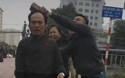Hà Nội: Bỏ chạy sau khi va chạm với xe buýt, tài xế bị nhóm người cầm gạch đá lao vào đánh