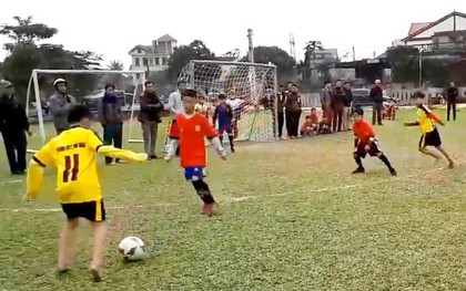 Clip cậu bé Hà Tĩnh đi bóng vi diệu như Messi gây sốt mạng xã hội