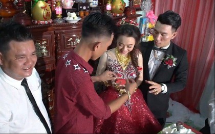 Xuất hiện "đám cưới 100 cây vàng" đình đám đến mức cô dâu trĩu cổ, chật kín hai tay vì vàng ở Cà Mau khiến MXH xôn xao
