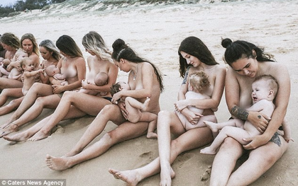Hình ảnh 14 bà mẹ ngực trần, cho con bú trên bờ biển lại dấy lên tranh luận: Có nên cho trẻ bú ở nơi công cộng?