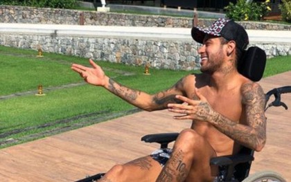 Ngồi xe lăn đóng giả Stephen Hawking, Neymar bị "ném đá" tơi bời
