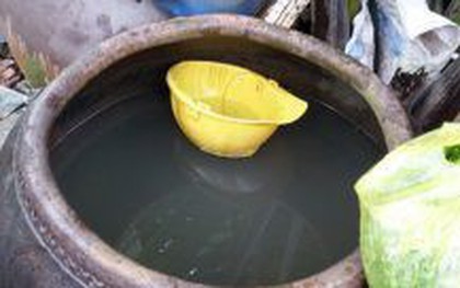 Bé 2 tuổi tử vong vì ngạt nước trong chum