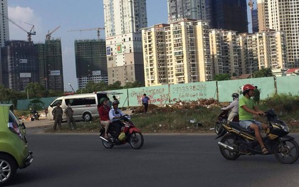 Thi thể phân hủy nằm cạnh rào chắn công trình ở Sài Gòn có thể là của một đạo diễn, nghệ sĩ