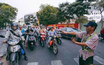 Người thợ bơm vá "bao đồng" ở Sài Gòn: Nghe tin ùn tắc trên đài FM rồi đạp xe đến điều tiết giao thông