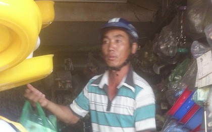 Đang đi vệ sinh, một phụ nữ bị cướp toàn bộ vàng đeo tay