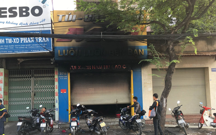 TP.HCM: Hỏa hoạn bất ngờ tại tiệm túi xách lúc rạng sáng, 3 người mắc kẹt chạy lên tầng cao kêu cứu