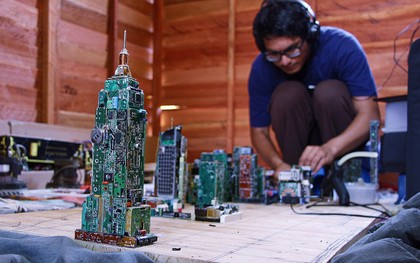 "Siêu mọt sách" 17 tuổi xây cả thành phố thu nhỏ từ linh kiện máy tính nhặt được