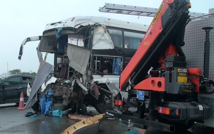 Đi cứu hộ tai nạn, xe cứu hoả "đối đầu" xe khách khiến nhiều người trọng thương trên cao tốc Pháp Vân