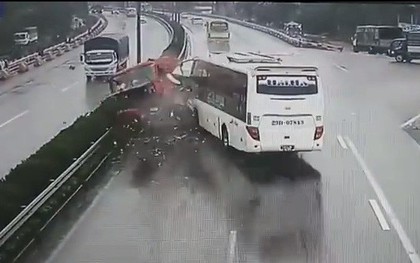 Clip vụ va chạm kinh hoàng giữa xe cứu hỏa và xe khách trên cao tốc Pháp Vân