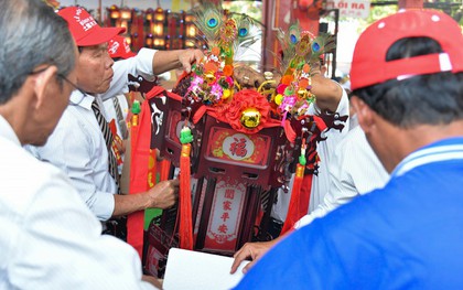 Chiếc lồng đèn trong lễ hội chùa Bà Thiên Hậu Bình Dương được đấu giá 2,5 tỷ đồng