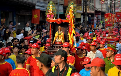 Chùm ảnh: Hàng chục nghìn người chen chúc dưới cái nắng 35 độ để xem lễ rước Bà ở Bình Dương