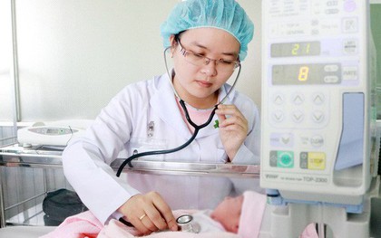 Không nhớ rõ tuổi thai, sản phụ đẻ rơi tại nhà