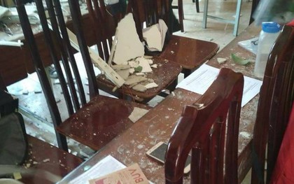 Hà Nội: Mảng trần lớn bất ngờ đổ sập trong giờ học, 3 học sinh trường THPT Trần Nhân Tông bị thương phải nhập viện cấp cứu