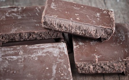 Phát hiện mảng trắng trên bề mặt chocolate, bạn ăn tiếp hay vứt bỏ chúng?Khoa học giải đáp rồi đây