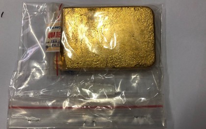 Tạm giữ hành khách Hàn Quốc cất giấu tinh vi vàng miếng trị giá 700 triệu đồng trong hành lý