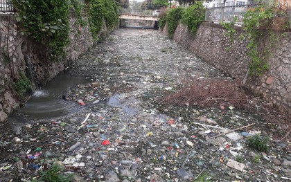 Giữa lòng Thủ đô xuất hiện "hố rác" lớn, nước đen đặc gây ô nhiễm nặng ảnh hưởng đến cuộc sống của hàng trăm hộ dân