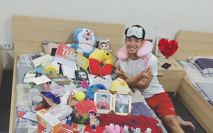 Bùi Tiến Dũng khoe "núi" quà tặng của fan sau kỳ tích cùng U23 Việt Nam