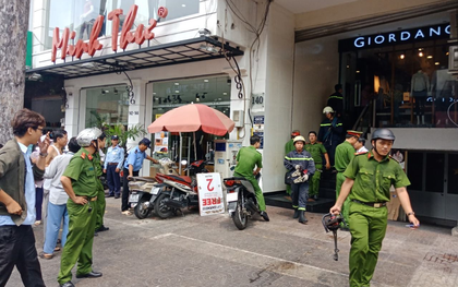 TP. HCM: Thang máy gặp sự cố, nam thanh niên bị kẹt cổ giữa thang máy với sàn nhà nguy kịch