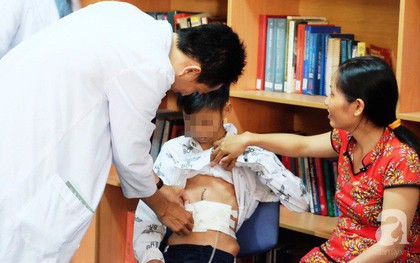 Uống nhầm hóa chất đóng tàu, cậu học sinh lớp 10 hỏng dạ dày hoàn toàn