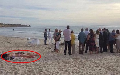 Nằm lì trên bãi biển bất chấp người ta đang làm đám cưới, cô gái phơi nắng bị cư dân mạng lên tiếng chỉ trích