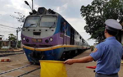 Phụ nữ "ngực lép" sẽ không được lái tàu, nam phải khám sinh dục?