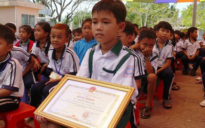 Nhặt được 44 triệu đồng, cậu bé lớp 3 không dám đi chơi, quấn lấy ông bà nội để chờ trả lại cho người mất