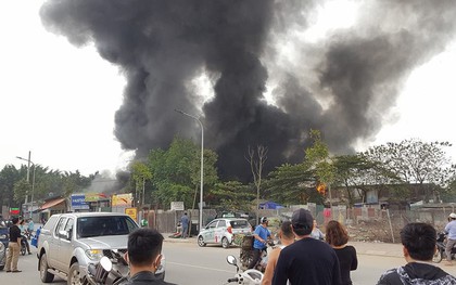 Hà Nội: Cháy cửa hàng giày rồi lan sang nhiều nhà liền kề, cột khói bốc lên đen kịt từ làng Triều Khúc