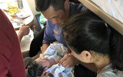 Sản phụ trở dạ trên tàu được nam nhân viên đường sắt đỡ đẻ