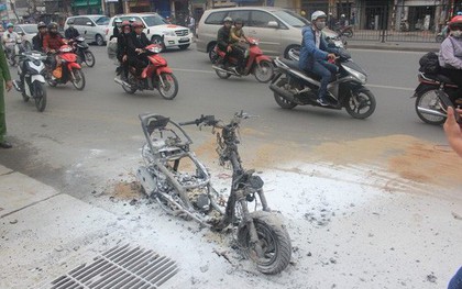 Chiếc xe máy bốc cháy ngùn ngụt, chủ phương tiện vẫn liều mình mở cốp lấy đồ