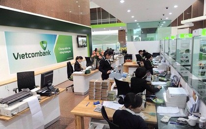 Vietcombank: Điều chỉnh phí là “chia sẻ với khách hàng”?