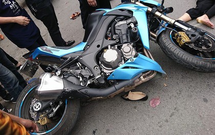 Hà Nội: Xe phân khối lớn Kawasaki Z1000 va chạm khi đang lưu thông khiến 3 người bị thương