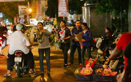 Chùm ảnh: Sợ ế hoa 8/3, sinh viên Sài Gòn tràn xuống lòng đường cố mời khách ghé mua