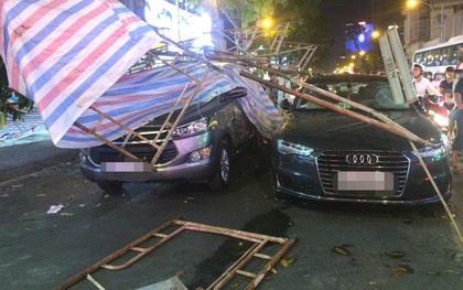 Gió lớn khiến giàn giáo đổ sập, thanh sắt đâm thủng kính xe Audi, nhiều người thoát chết trên phố Sài Gòn