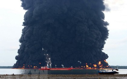 Indonesia: Cháy tàu chở hàng, 4 người thiệt mạng và mất tích