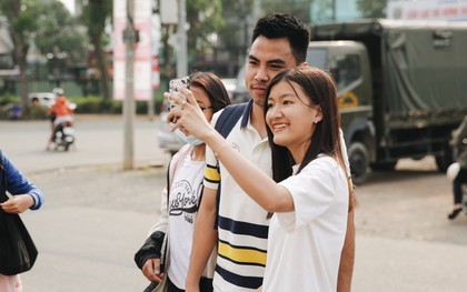 Fan nữ hú hét "Chồng tui kìa" khi thấy Quang Hải, Duy Mạnh U23