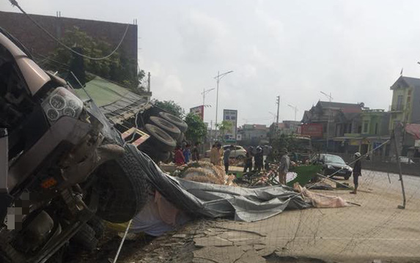 Thanh Hoá: Xe container húc tan rạp cưới ven đường rồi đâm tiếp hai nhà dân