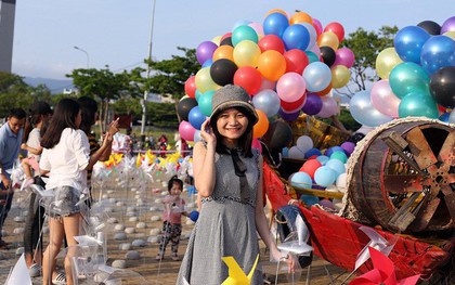Chùm ảnh: Người Đà Nẵng thích thú với "Tiểu ngân hà chong chóng" bên bờ sông Hàn