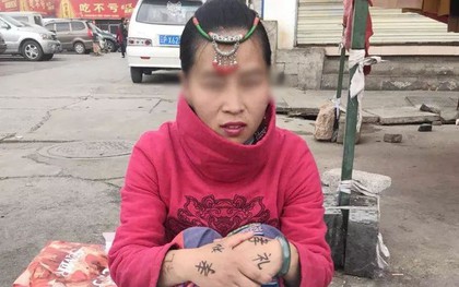 Chỉ ngồi ăn xin cạnh đường, người phụ nữ vẫn "gây bão" cư dân mạng Trung Quốc với lý do ít ai ngờ tới