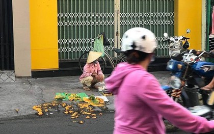 Bác sĩ cán trái cây của bà bán hàng trước cửa nói gì?