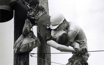 Sự thật đằng sau bức ảnh "nụ hôn đồng tính" của hai công nhân ngành điện lay động hàng triệu trái tim