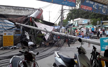 Trụ điện gãy đè tiệm sửa xe, nhiều người thoát chết ở Sài Gòn