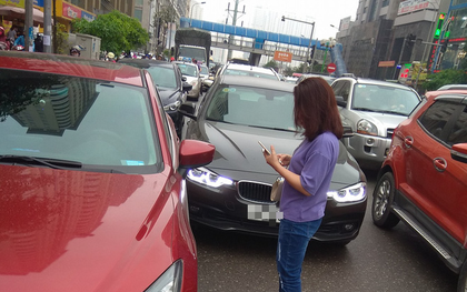Hà Nội: Xe sang BMW va chạm trên phố, 2 tài xế chỉ khẽ cười duyên rồi đường ai nấy chạy